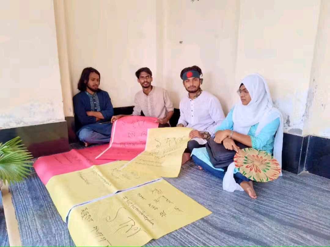 কুয়েট উপাচার্যের পদত্যাগের দাবিতে প্রতীকী অনশনে রাজশাহী বিশ্ববিদ্যালয়ের শিক্ষার্থী