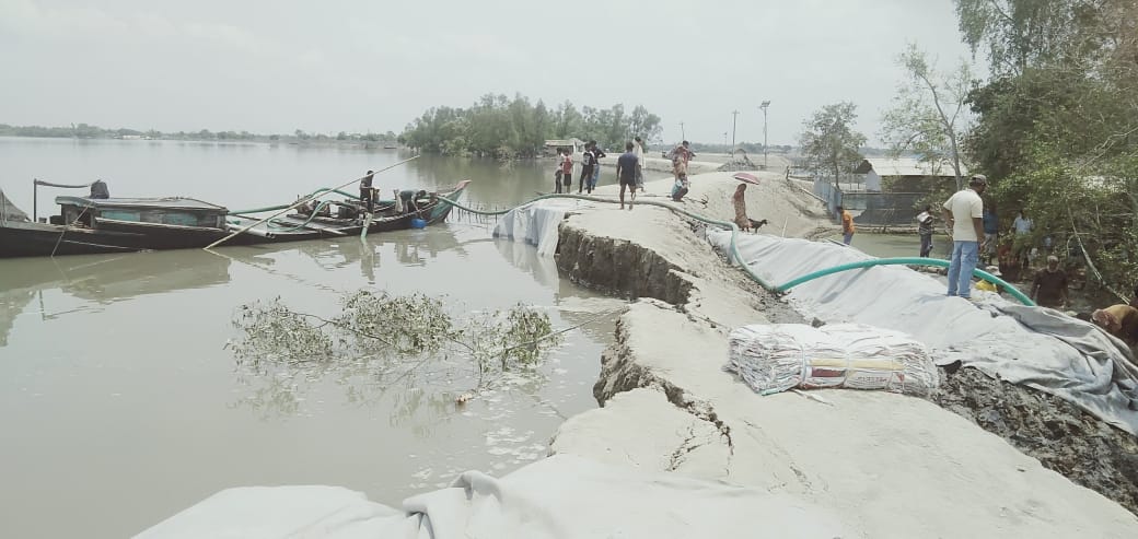 শ্যামনগরে বেড়িবাঁধের একাংশ নদী গর্ভে বিলিন, ভাঙন আতঙ্কে উপকুলবাসী