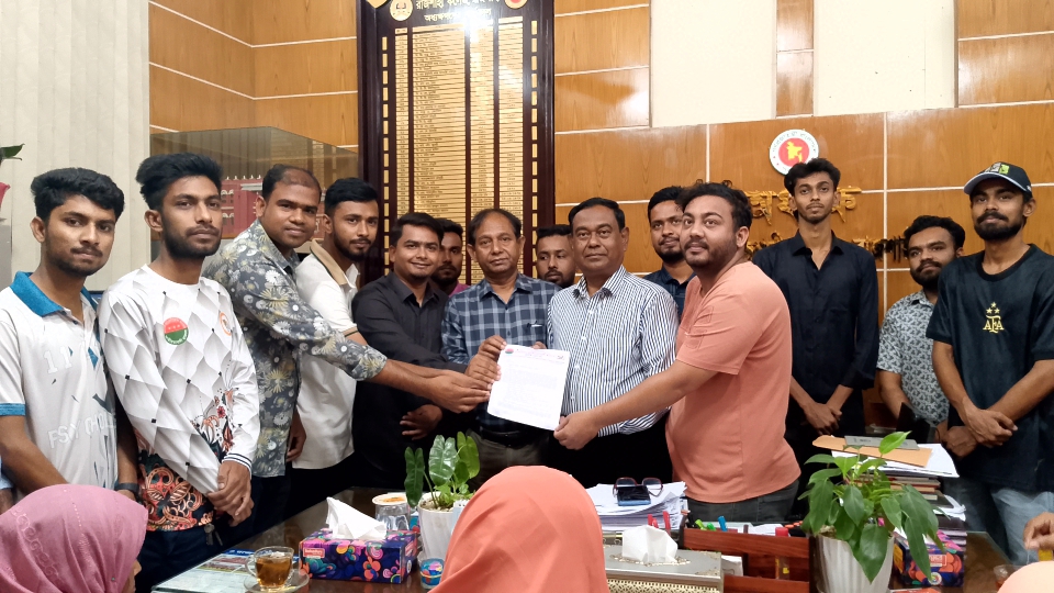 রাজশাহী কলেজে ৯ দফা দাবিতে ছাত্রদলের স্মারকলিপি প্রদান