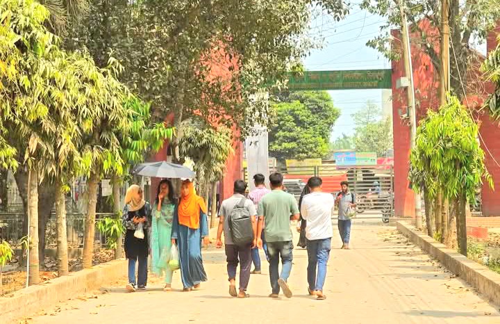 হাবিপ্রবিতে আসতে শুরু করেছেন পরীক্ষার্থী-অভিবাবকেরা, প্রশ্নফাঁসের গুঞ্জনে কান না দিতে পরামর্শ