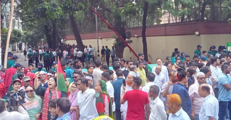 ফিরোজার সামনে নেতাকর্মীদের উপচেপড়া ভিড়