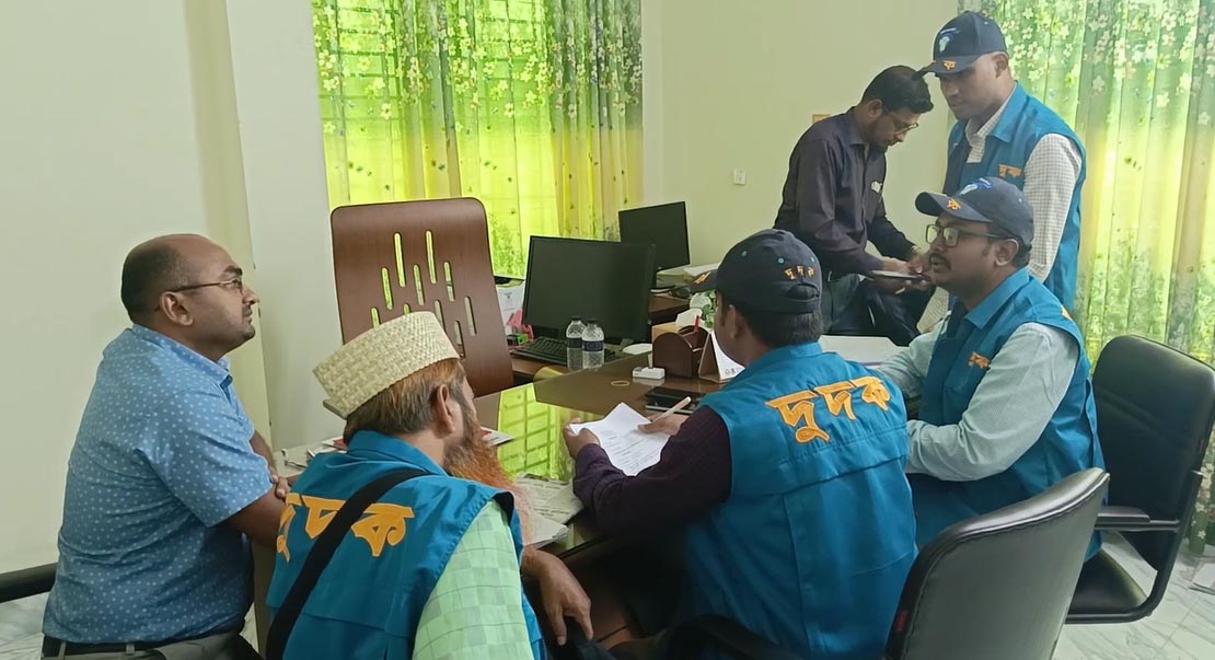 বাগেরহাট বিআরটিএ অফিসে দুদকের অভিযানে