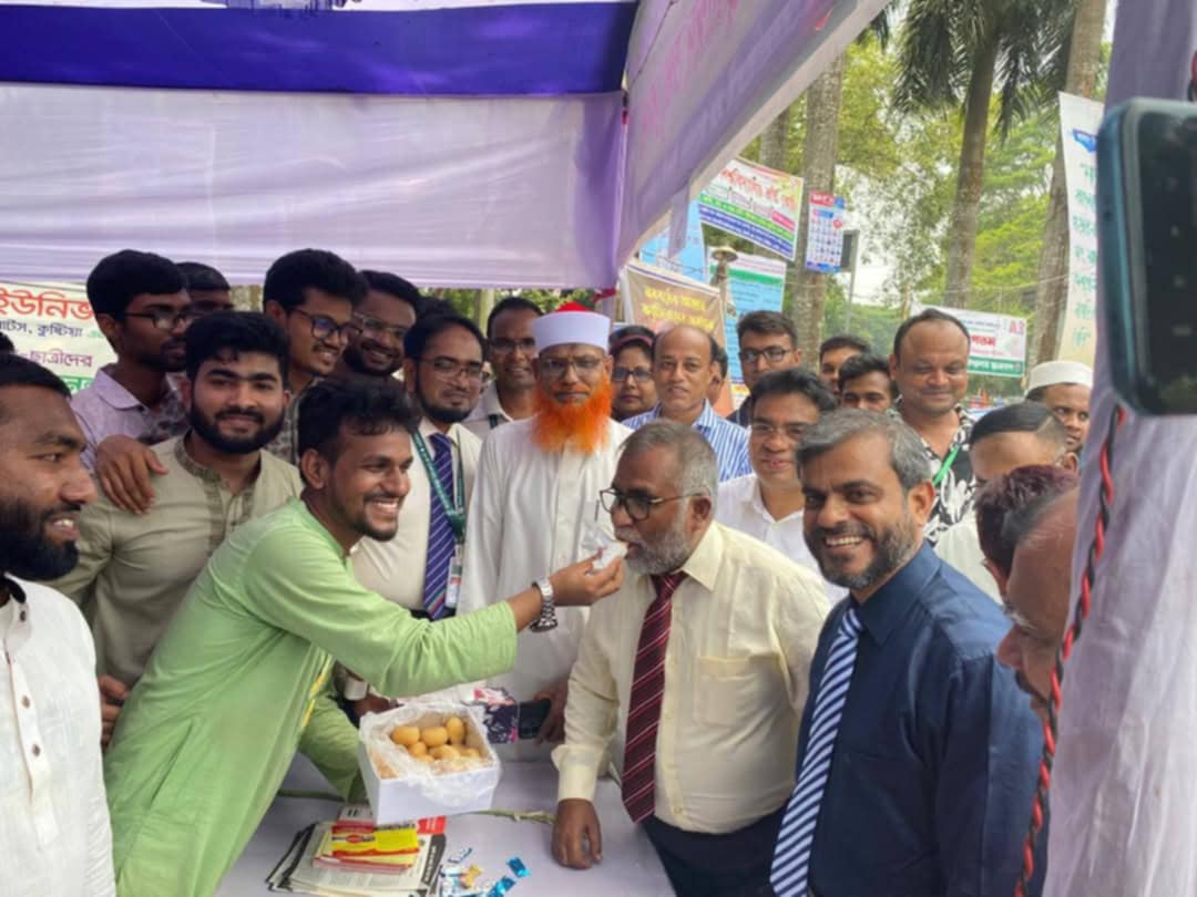 আওয়ামীলীগের কার্যক্রম নিষিদ্ধ, ইবিতে মিষ্টি বিতরণ