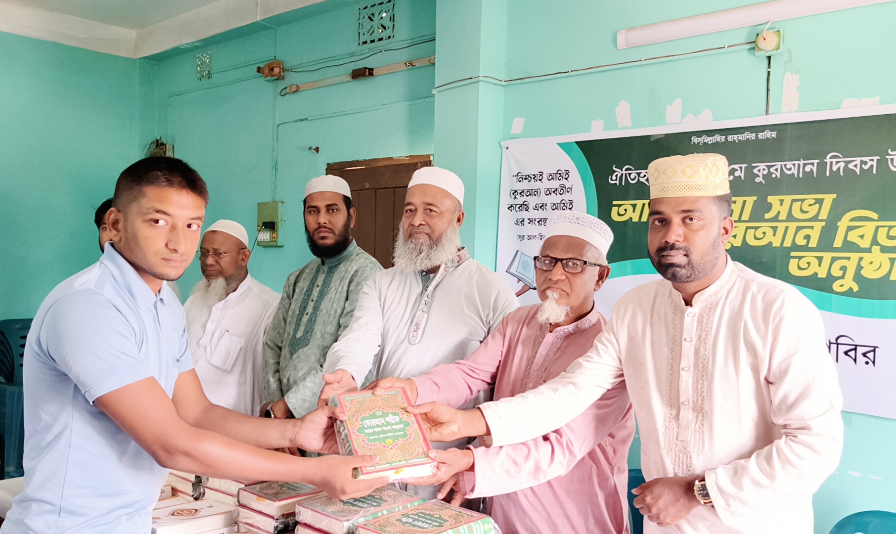ঐতিহাসিক কুরআন দিবসে সিংড়ায় শিবিরের কুরআন বিতরণ