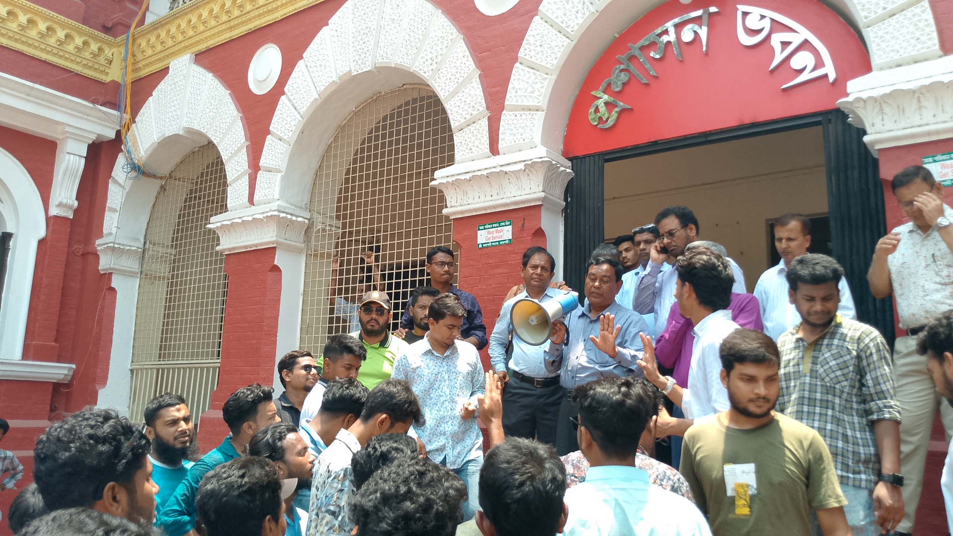 হোস্টেলের ভাড়া কমানোর দাবিতে শিক্ষার্থীদের তোপের সম্মুখীন রাজশাহী কলেজ অধ্যক্ষ