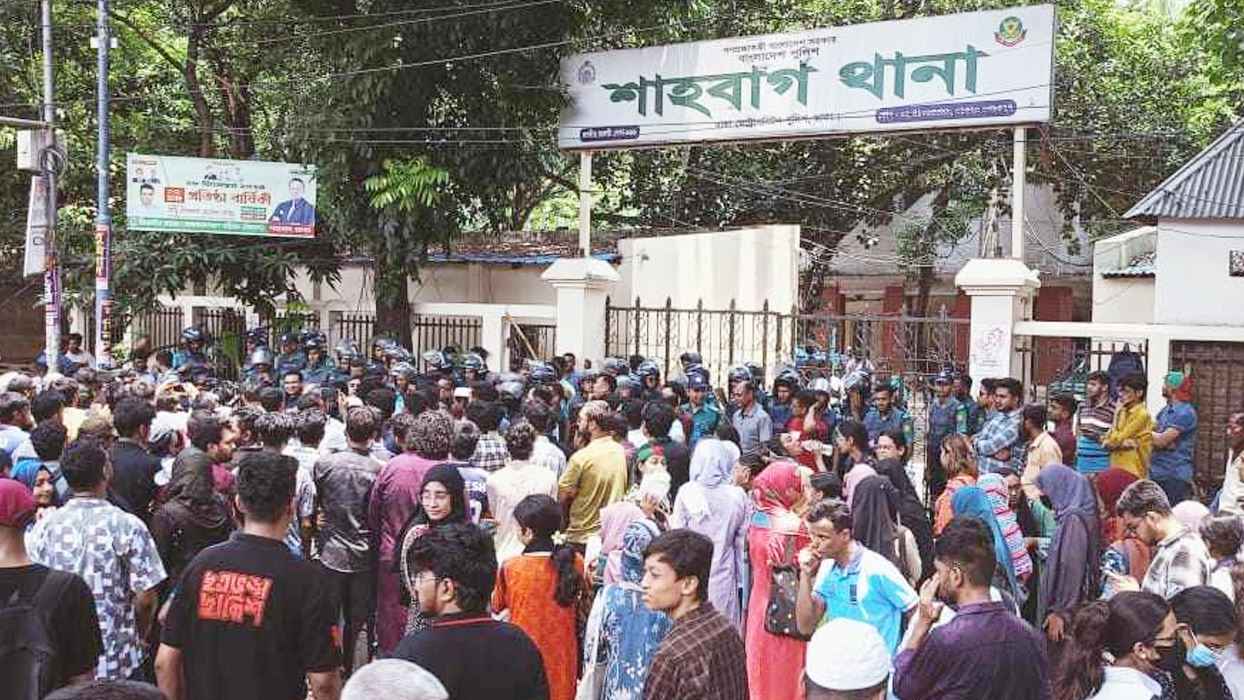 সাম্য হত্যার বিচার দাবিতে শাহবাগ থানার সামনে ঢাবি শিক্ষার্থীরা