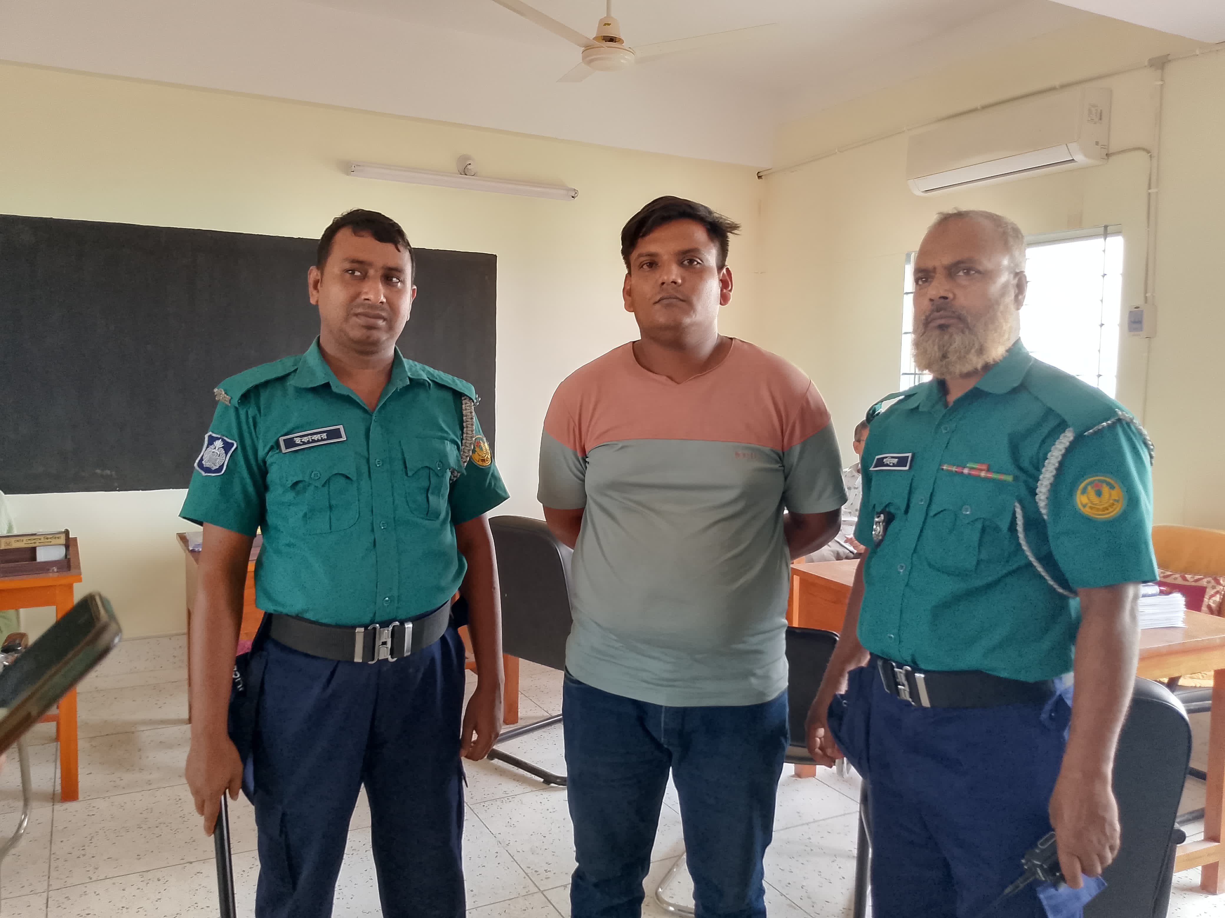 রাজশাহী কলেজে ক্লাস চলাকালীন বহিরাগত প্রবেশ, মেয়েদের উত্ত্যক্তের অভিযোগ