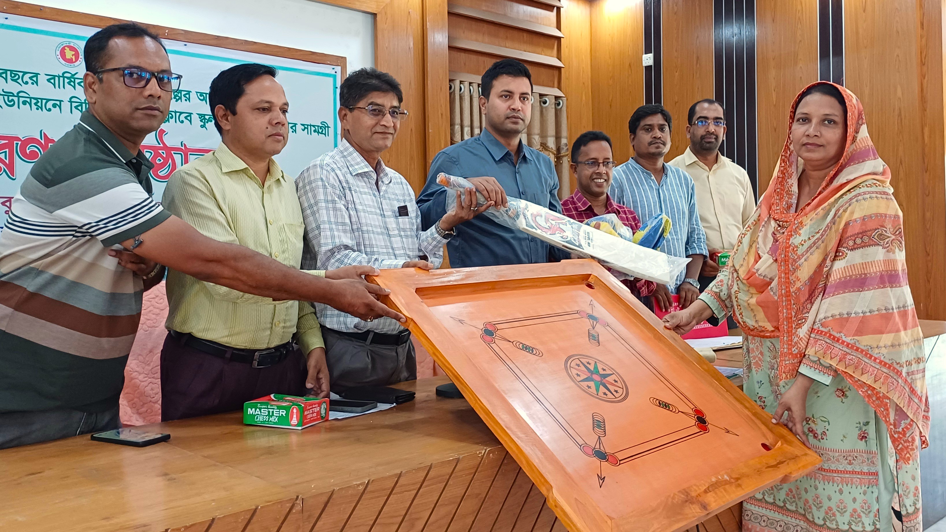 গোপালগঞ্জে বিভিন্ন শিক্ষা প্রতিষ্ঠানে খেলাধুলার সামগ্রী বিতরণ