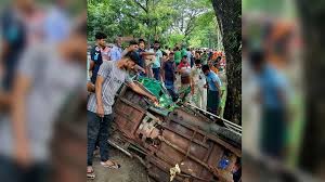 সাতক্ষীরায় বাসের ধাক্কায় ইজিবাইক উল্টে এক শিশু নিহত, আহত ৬