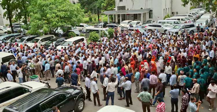 সরকারি চাকরি অধ্যাদেশ বাতিলের দাবিতে উত্তাল সচিবালয়