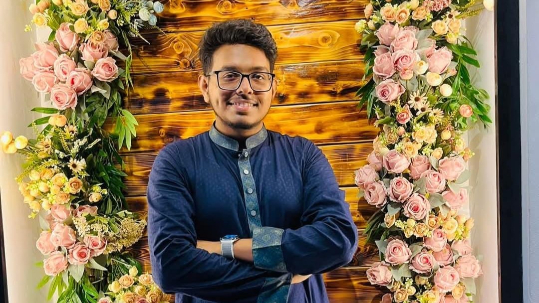 সাংবাদিকতায় ক্ষমতার অপব্যবহারে শিক্ষার্থীদের কাছে মার খেলেন রায়হান আবিদ