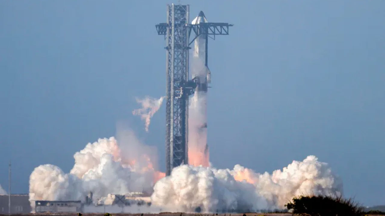 মহাকাশে নিয়ন্ত্রণ হারাল স্পেসএক্সের রকেট, আকাশে ছড়িয়ে পড়ল ধ্বংসাবশেষ