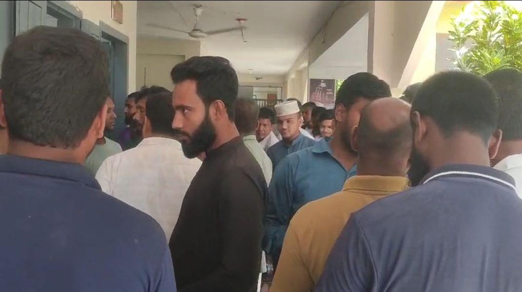 নাটোরে সরকারি কার্ড বিতরণে অনিয়ম, প্রতিবাদে ইউনিয়ন পরিষদ ঘেরাও