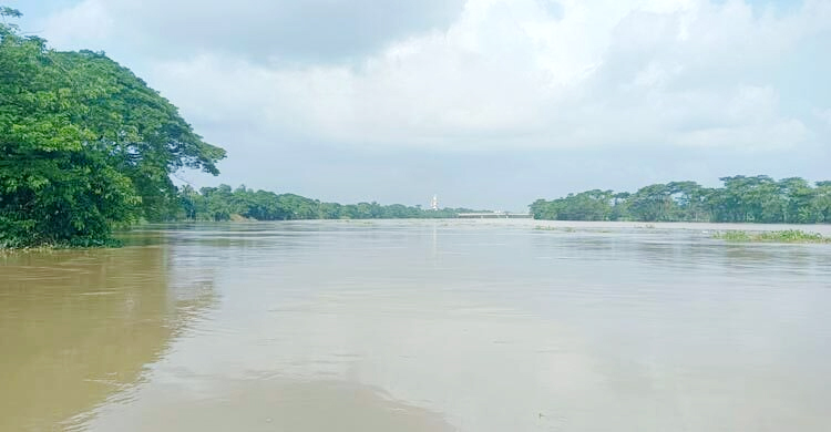 বরিশাল থেকে অভ্যন্তরীণ রুটে লঞ্চ বন্ধ, বিপৎসীমার ওপর নদীর পানি