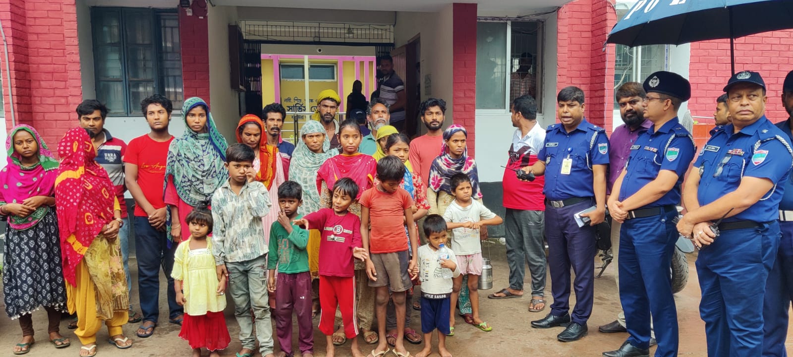 সাতক্ষীরায় পুশইনকৃত ২৩ বাংলাদেশীকে হস্তান্তরের জন্য কুড়িগ্রাম পুলিশ লাইনে নেয়া হচ্ছে