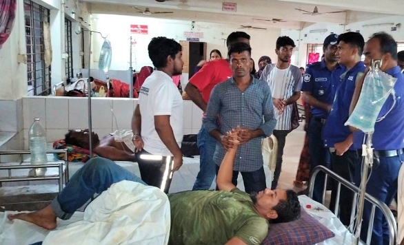 জামালপুরে বিদ্যুৎস্পৃষ্টে প্রাণ গেল ইলেক্ট্রিশিয়ানের, ক্ষোভে বিদ্যুৎ অফিসে হামলা