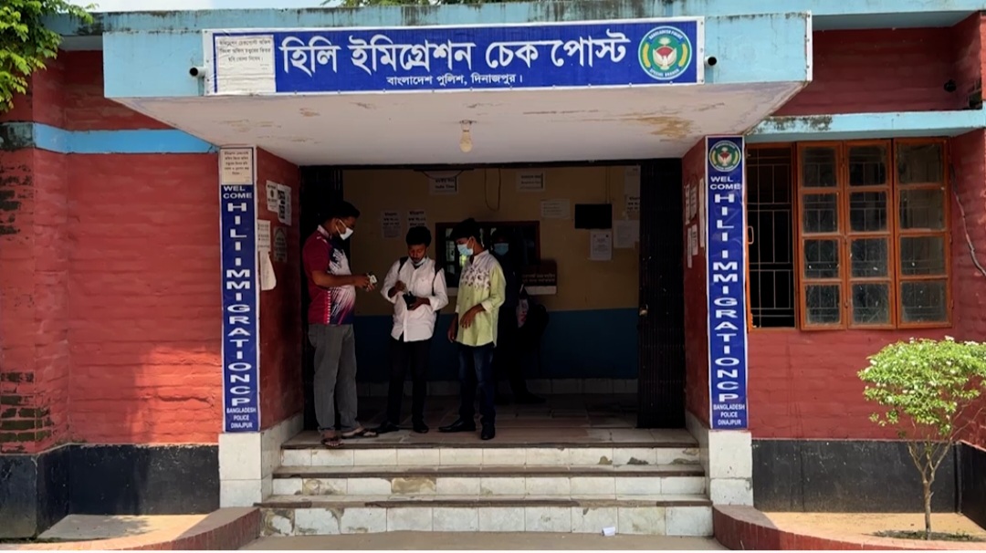 করোনা সংক্রমণ রোধে হিলি ইমিগ্রেশন চেকপোষ্টে কাজ শুরু করেছে মেডিকেল টিম