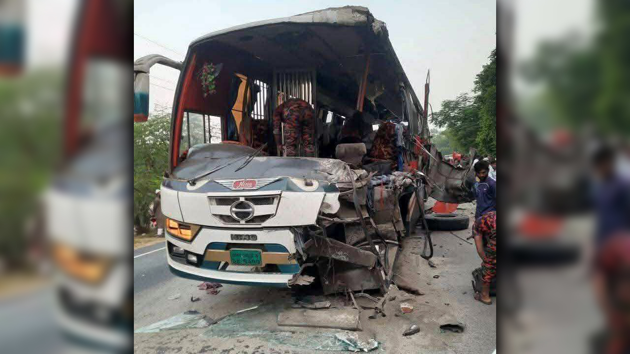 দিনাজপুরে দাঁড়িয়ে থাকা ট্রাকে বাসের ধাক্কা, নিহত ৫