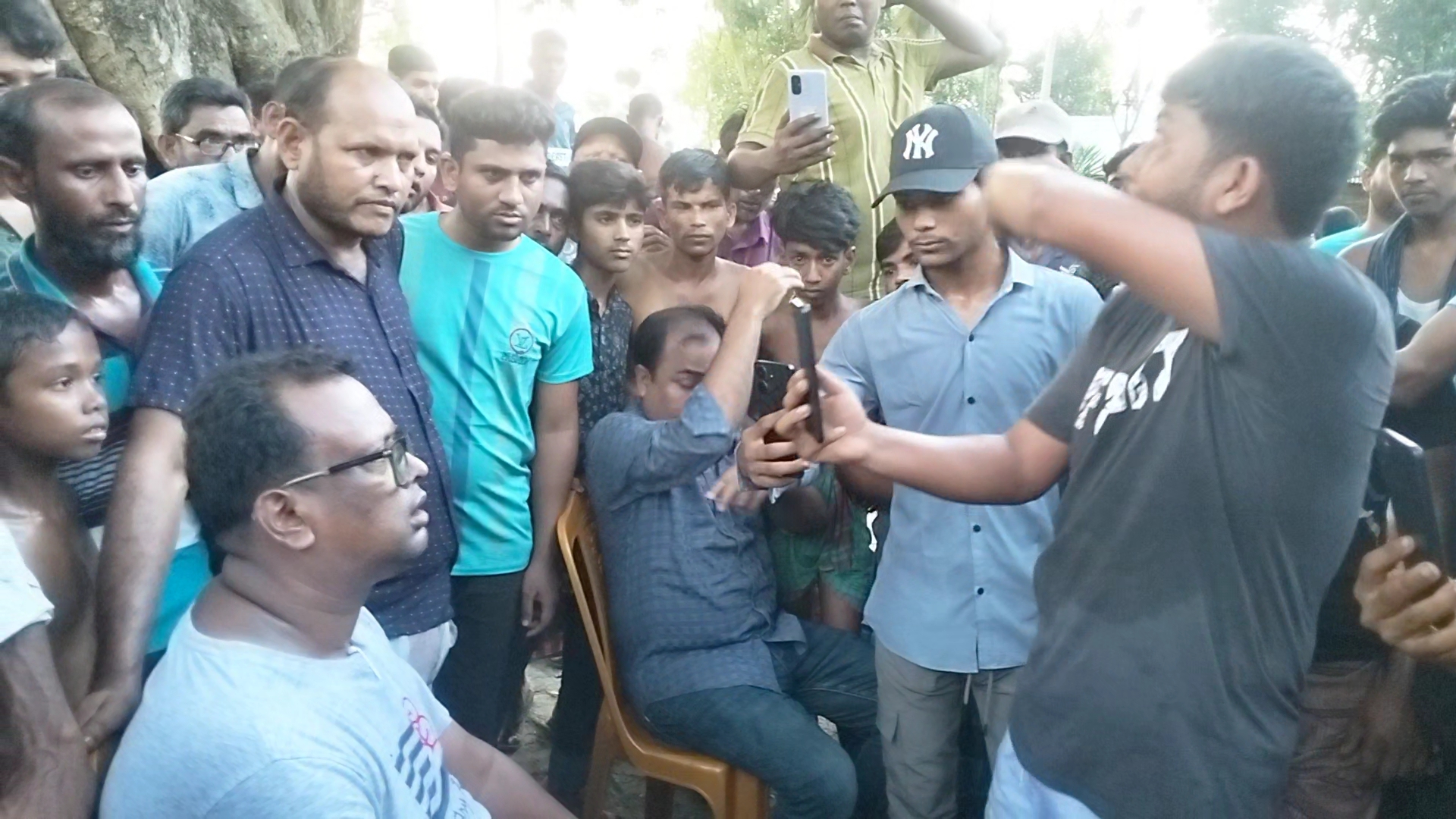 ফুলবাড়ীতে জমি নিয়ে সংঘর্ষ, হামলাকারীদের উদ্ধার করতে গিয়ে ৪ পুলিশ সদস্য ক্লোজড