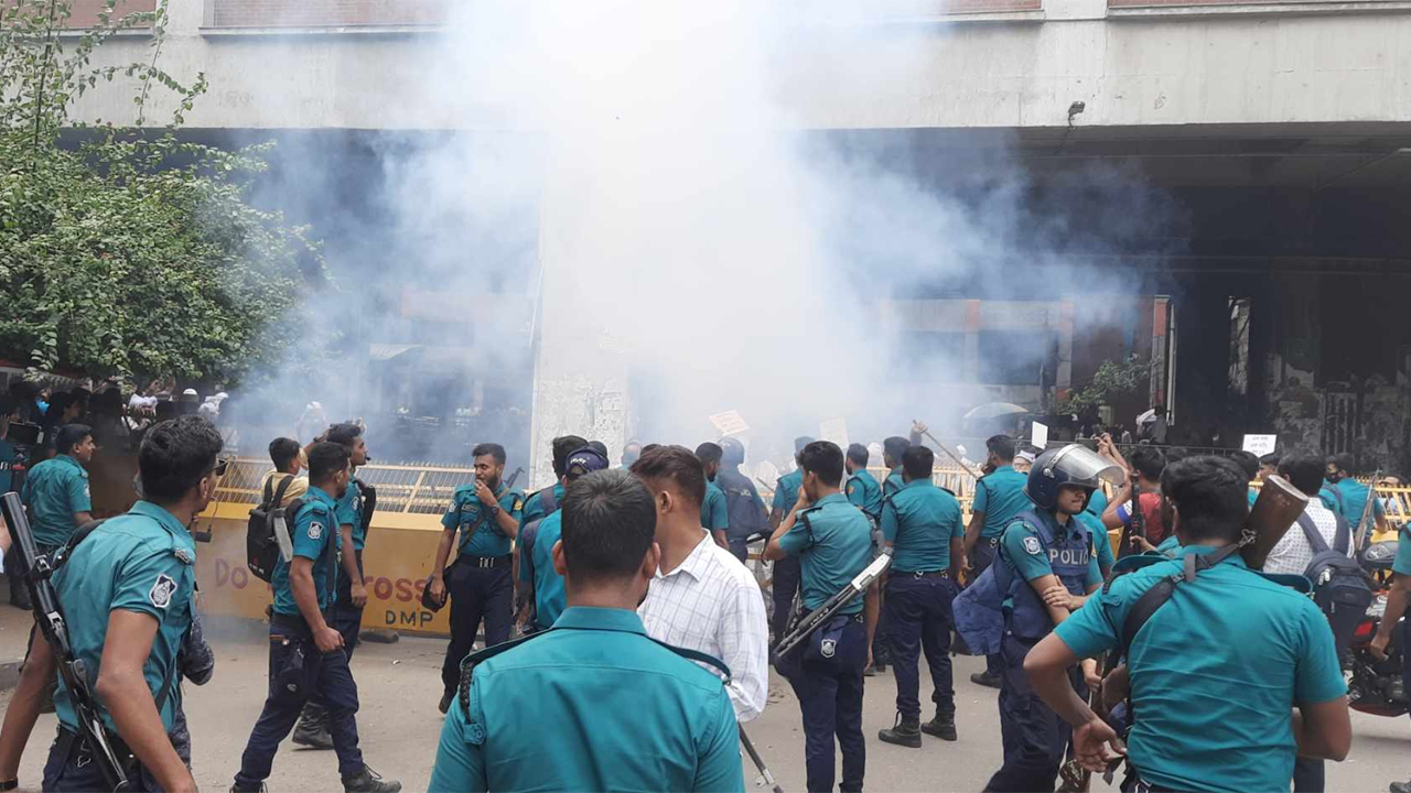 সচিবালয় অভিমুখে যাত্রায় পুলিশের সাউন্ড গ্রেনেড নিক্ষেপ