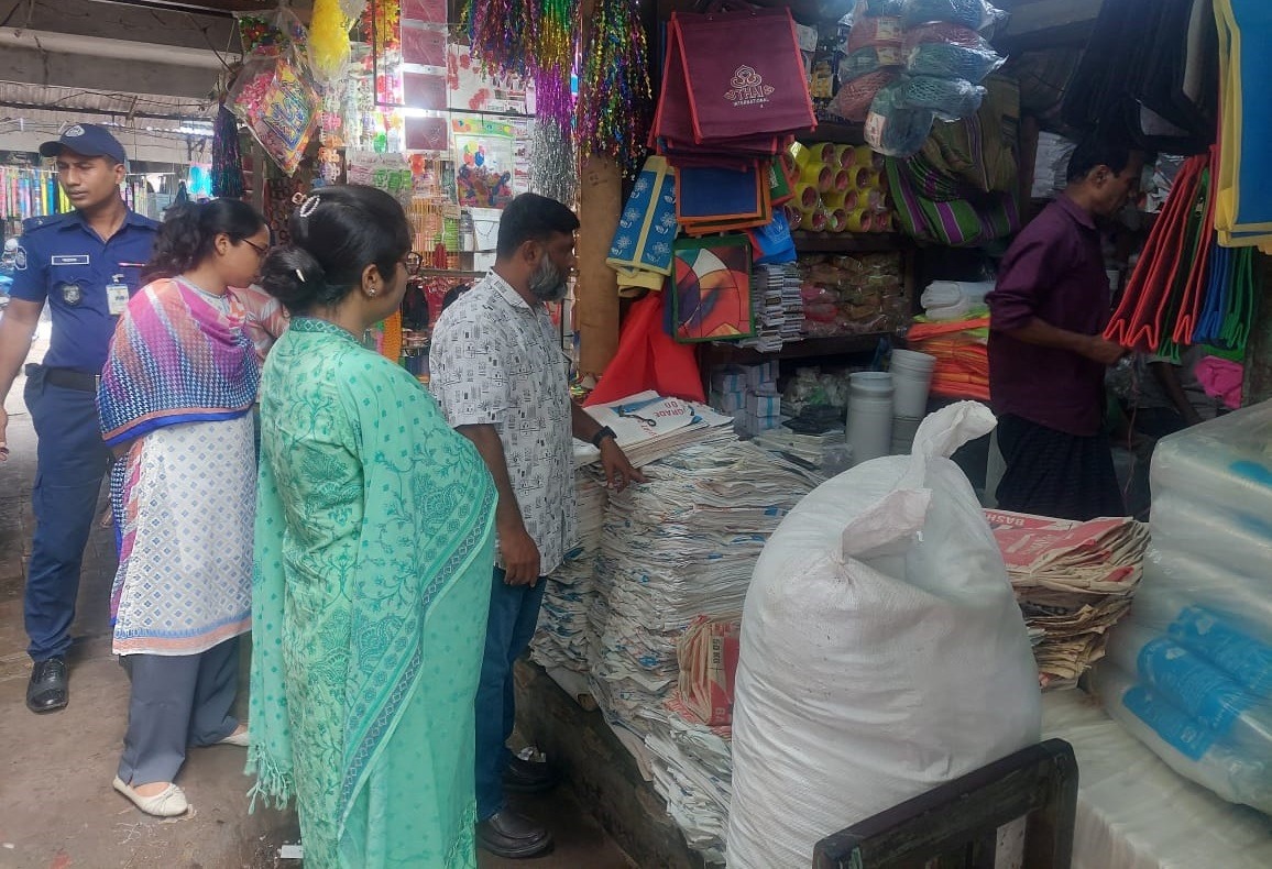 ফরিদপুরে নিষিদ্ধ পলিথিন জব্দ, চার ব্যবসায়ীকে জরিমানা