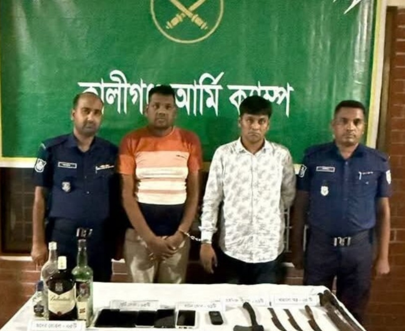 সাতক্ষীরায় যৌথবাহিনীর অভিযানে ভারতীয় নাগরিকসহ দুইজন আটক, ইয়াবা-বৈদেশিক মুদ্রা উদ্ধার