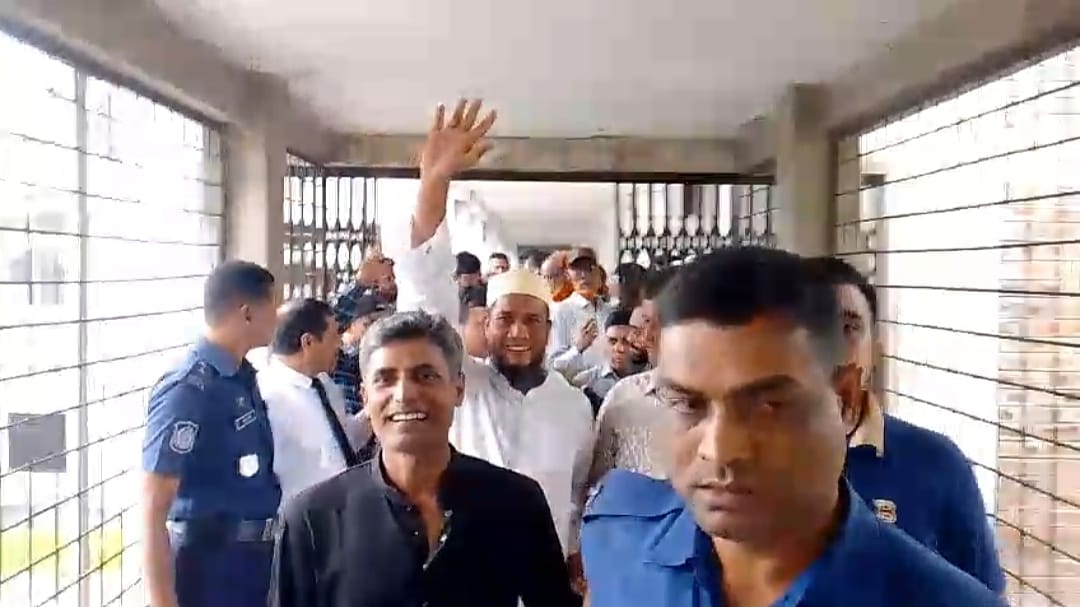 নাটোরে ঈদের মাঠে জয়বাংলা শ্লোগান দিয়ে সংঘর্ষ: আ. লীগের ১৭ নেতাকর্মীকে জেল হাজতে প্রেরণ