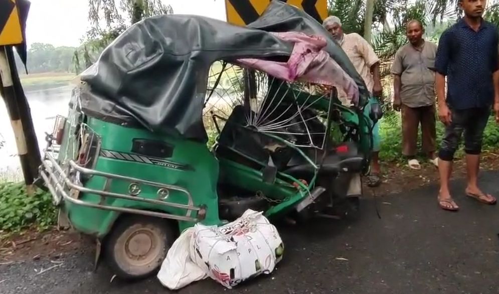 নাটোরে বাস সিএনজি অটোরিক্সা সংঘর্ষে নিহত দুই