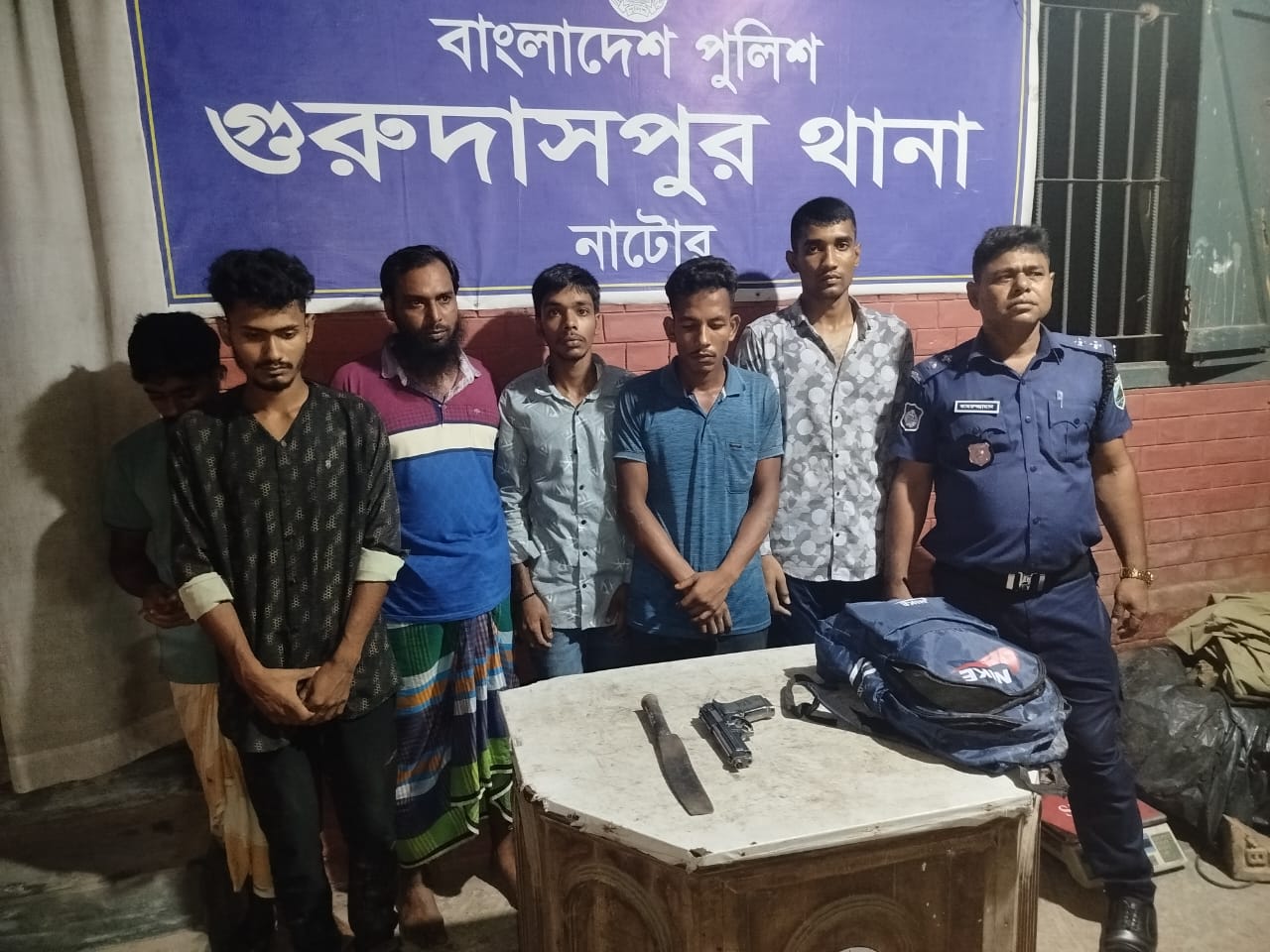 ডাকাতির প্রস্তুতিকালে গুরুদাসপুরে খেলনা পিস্তল ও দেশীয় অস্ত্রসহ ৬ জন আটক