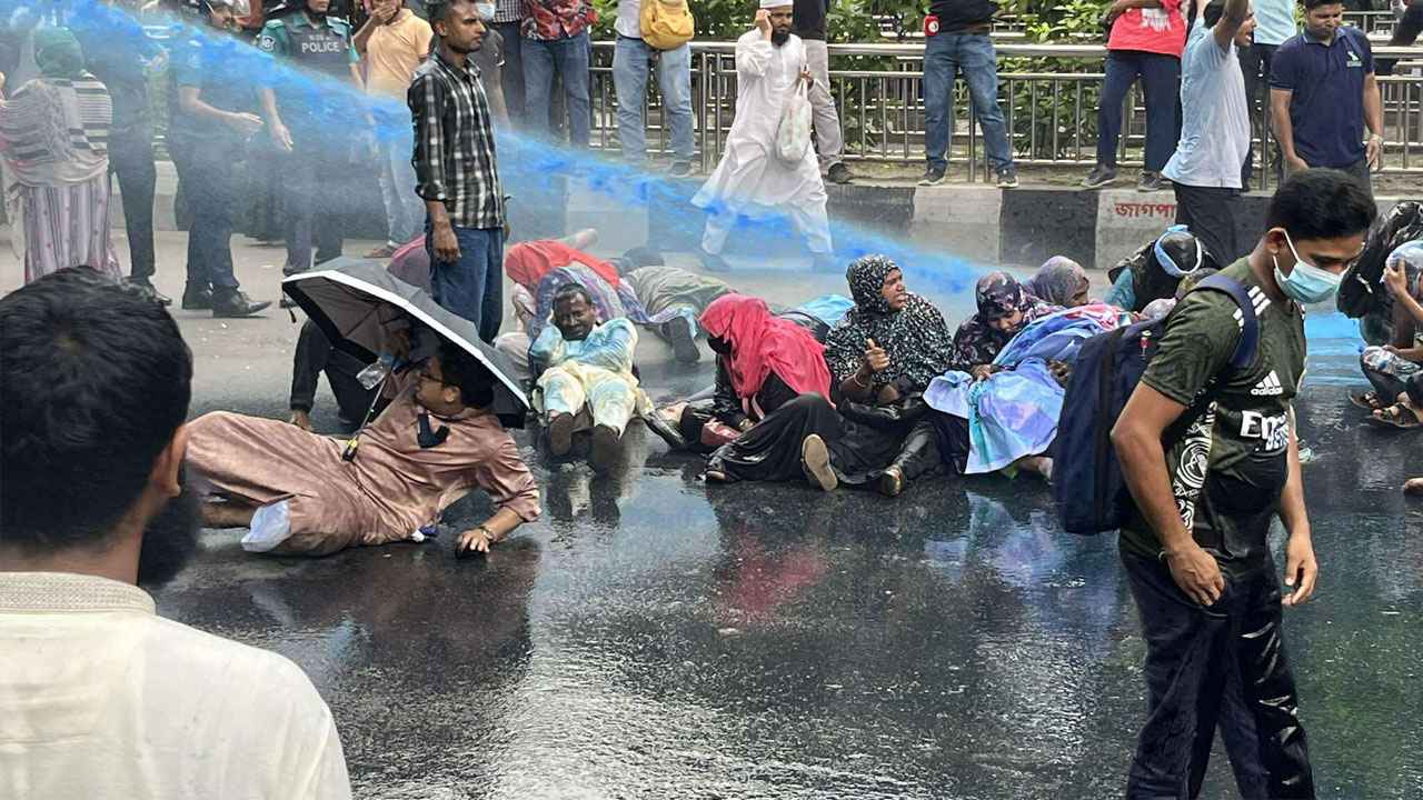 শিক্ষক নিবন্ধনে ভাইভায় ফেল করাদের ওপর জলকামান-সাউন্ড গ্রেনেড