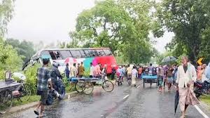 স্কুলে যাওয়ার পথে প্রাণ গেল বাবা-মেয়ের!