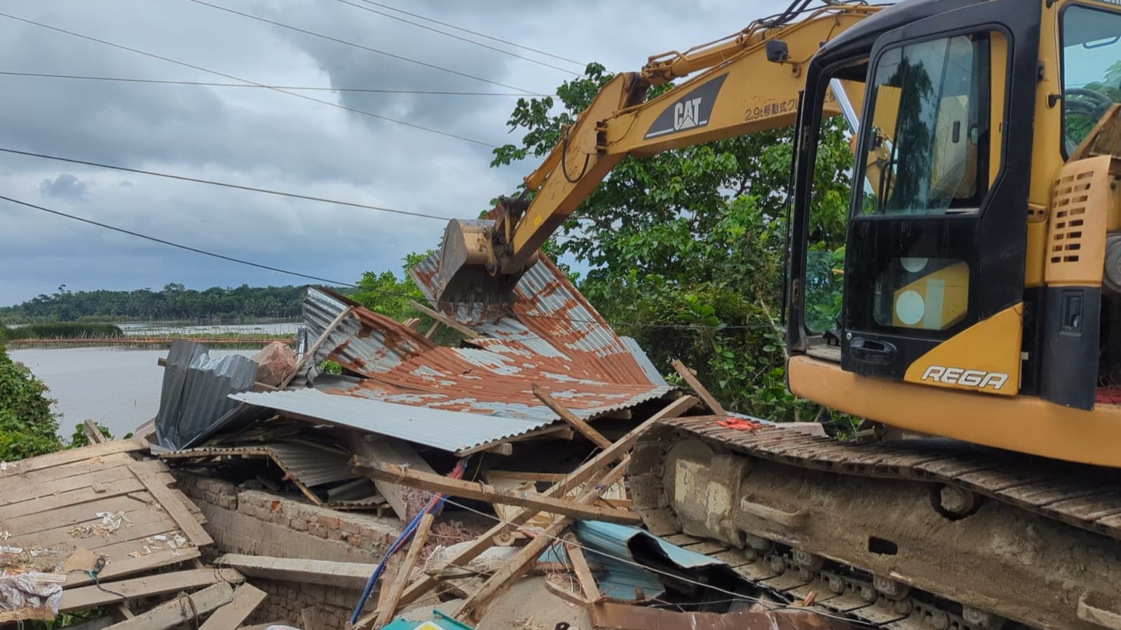 লক্ষ্মীপুরে মজুচৌধুরী হাটে কেপিআই নিরাপত্তা প্রশাসনের উচ্ছেদ অভিযান!