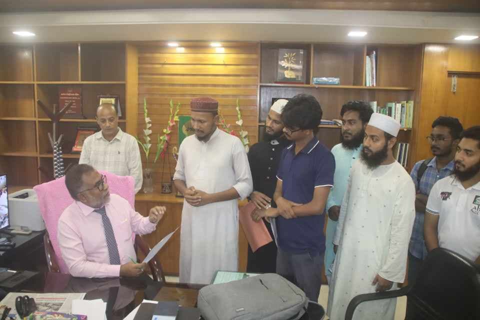 ৩ দফা দাবিতে ভিসি বরাবর বাগছাস ইবি প্রতিনিধিদের স্মারকলিপি প্রদান