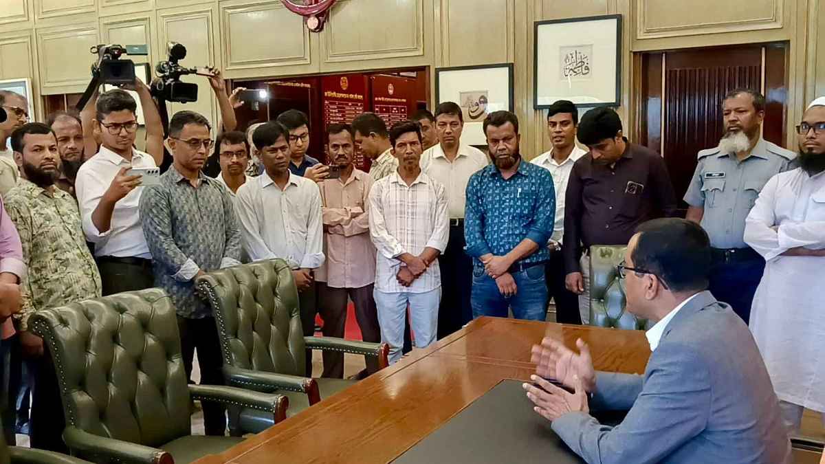 নগর ভবনে ডিএসসিসি প্রশাসক, স্বাগত জানালেন ‘অবাঞ্চিত’ ঘোষণাকারীরাই