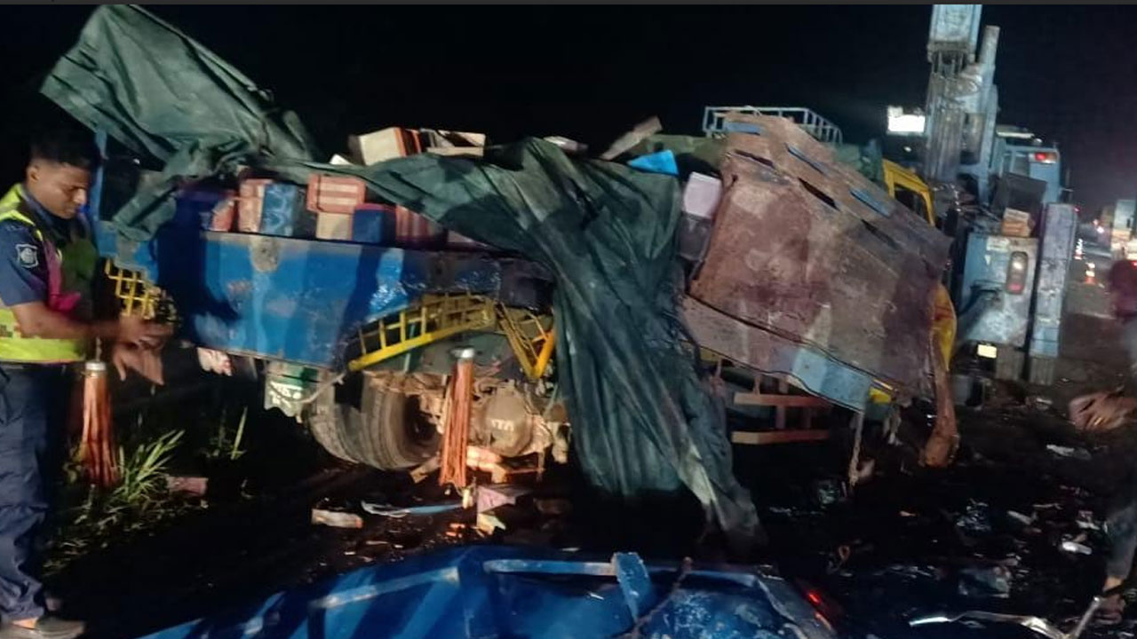ঢাকা-মাওয়া এক্সপ্রেসওয়েতে বাস-ট্রাক সংঘর্ষে নিহত ৪