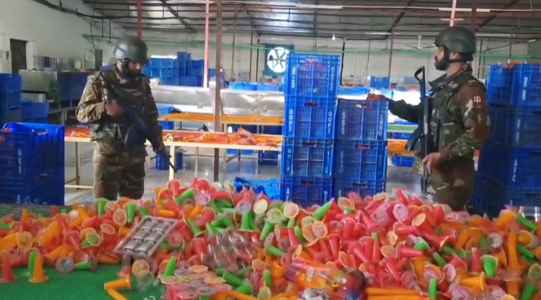 ফরিদপুরে খাদ্য কারখানায় যৌথবাহিনীর অভিযানে লাখ টাকা জরিমানা, কারখানা সিলগালা