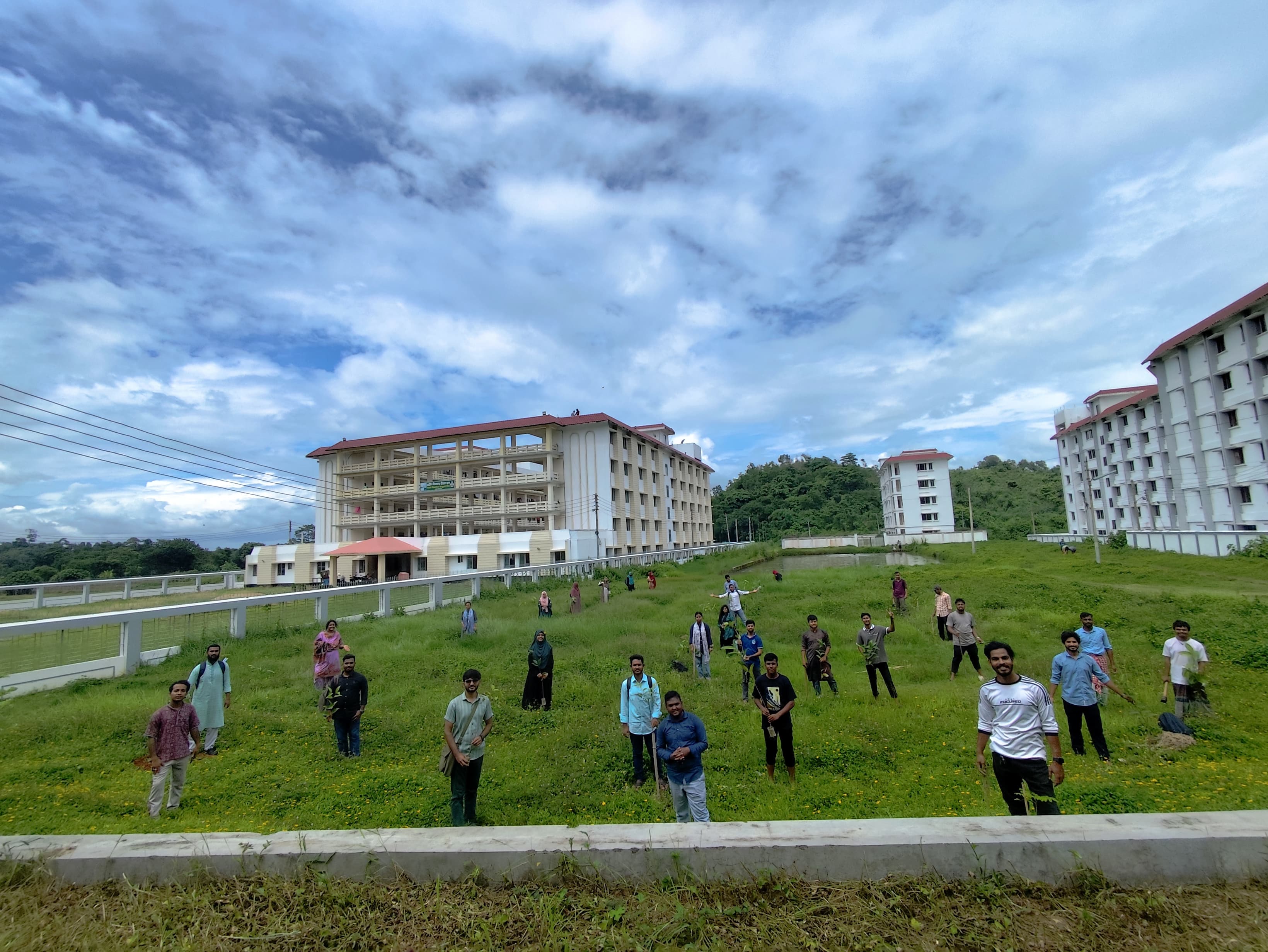 পরিবেশবাদী সংগঠন আওয়ার গ্রীণ ক্যাম্পাসের ১ মিনিটে ১০০ বৃক্ষরোপণ