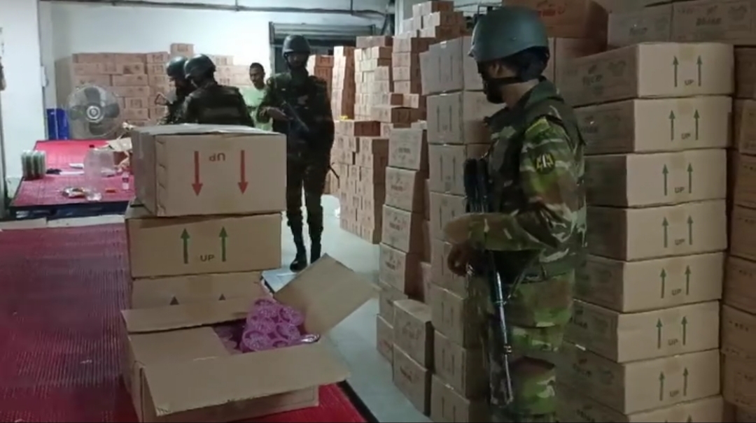 ফরিদপুরে সেফ ফুড ইন্ডাস্ট্রিতে খাদ্যে উৎপাদনে অনিয়মের অভিযোগে যৌথবাহিনীর অভিযান