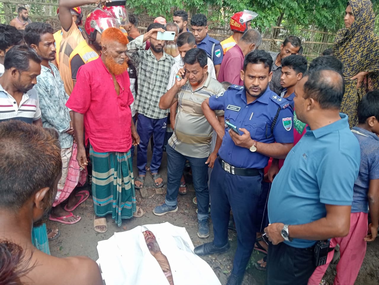 সাতক্ষীরায় পিকআপের চাকায় পৃষ্ঠ হয়ে ভ্যান চালক বৃদ্ধ নিহত