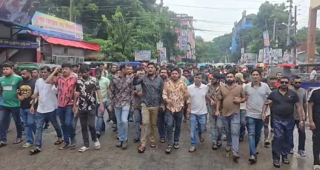 ফরিদপুরে একে আজাদের বাড়িতে হামলার মামলায় স্বেচ্ছাসেবক দলের দুই নেতার জামিন মঞ্জুর