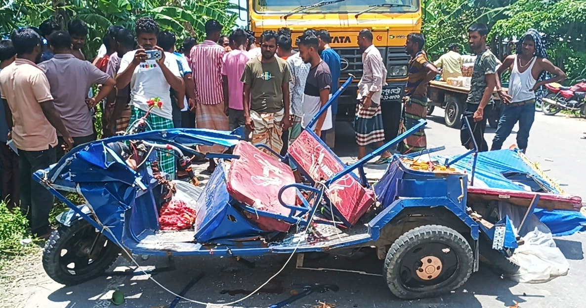 ভূরুঙ্গামারীতে ড্রাম ট্রাক-অটোরিকশা মুখোমুখি সংঘর্ষে বাবা-মেয়েসহ নিহত ২