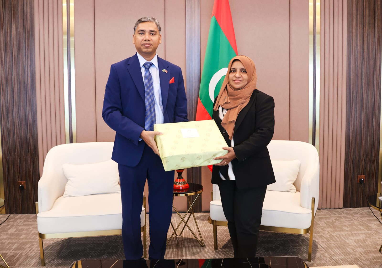 মালদ্বীপ'র প্রেসিডেন্টকে আম উপহার দিলেন প্রধান উপদেষ্টা