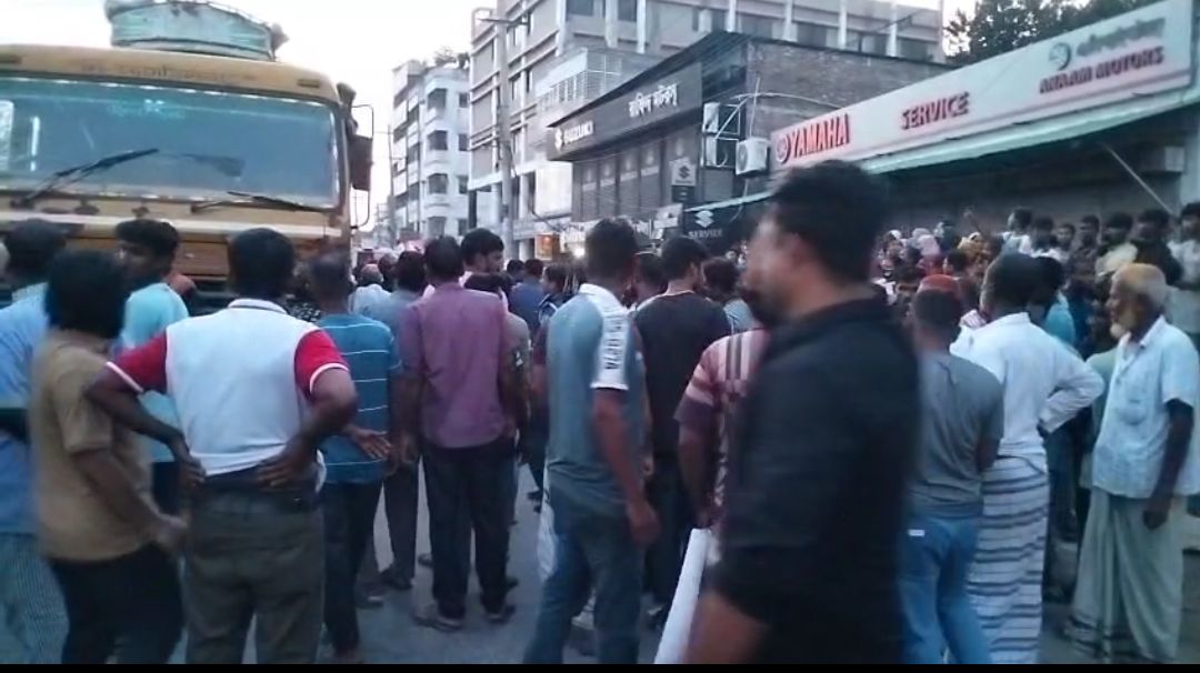 নাটোরে সড়ক দুর্ঘটনায় তিনজন নিহত