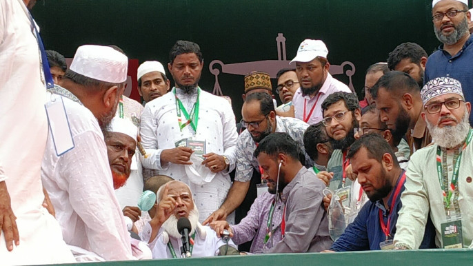বক্তব্য দেওয়ার সময় অসুস্থ হয়ে মঞ্চে পড়ে গেলেন জামায়াত আমির