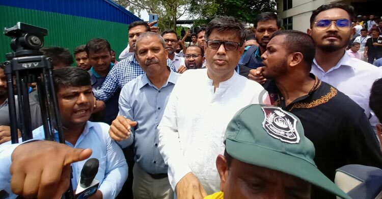 পুলিশি প্রহরায় মাইলস্টোন থেকে বের হলেন দুই উপদেষ্টা