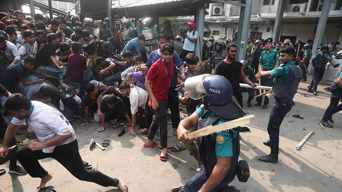 সচিবালয়ের সামনে শিক্ষার্থী-পুলিশ সংঘর্ষে আহত ৫০