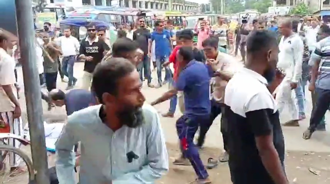 ফরিদপুরে বাসস্ট্যান্ড দখল ও নির্বাচন নিয়ে সংঘর্ষ