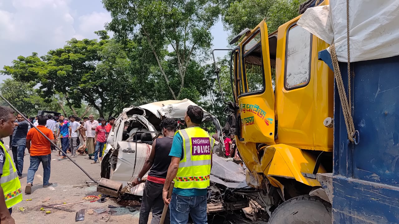 নাটোরের বড়াইগ্রামে ট্রাক-মাইক্রোবাস মুখোমুখি সংঘর্ষে নিহত ৬