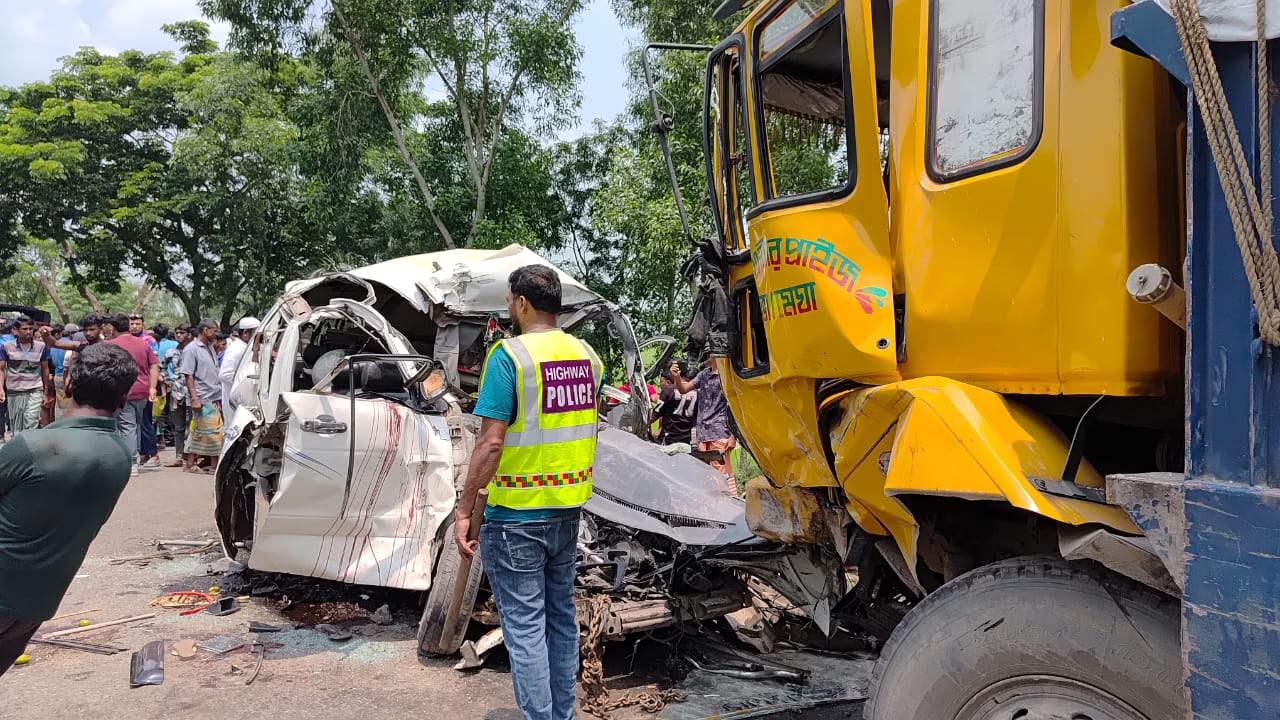 রোগী দেখতে গিয়ে পরপারের যাত্রী হলেন এক পরিবারের ৭ জনসহ ৮ জন
