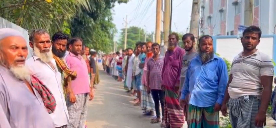 ফরিদপুরের সদরপুরে ধর্ষকের বিচার দাবিতে গ্রামবাসীর মানববন্ধন